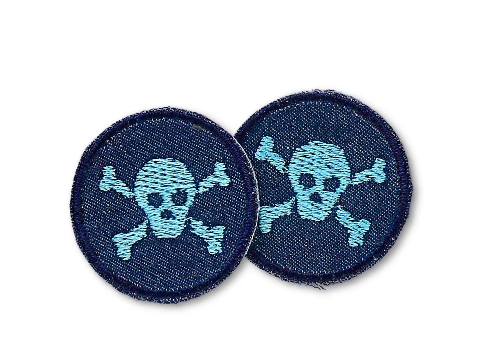 2 Hellblaue Totenkopf Aufnäher Bügelpatches, 4cm, Mini Piraten Flicken Zum Aufbügeln Für Kinder 2 Hellblaue Totenkopf Aufnäher Bügelpatches, 4cm, Mini Piraten Flicken Zum Aufbügeln Für Kinder von Piratenbande