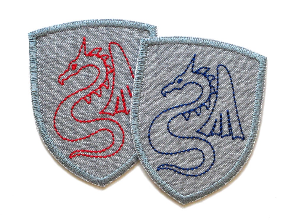 Drachen Wappen Patch Zum Aufbügeln, 5, 5 X 7 cm, Aufnäher Mit Gesticktem Drachen, Accessoire in 2 Farben von Piratenbande