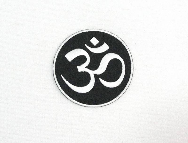 Bügelbild Om Gestickte Applikation | 6 cm von Piratespatches