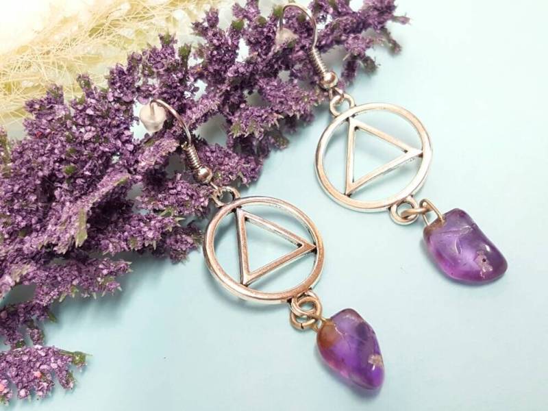 Celebrate Sobriety Ohrringe Mit Aa Symbol Silber Anhängern Und Amethyst Brocken von PiscesGems