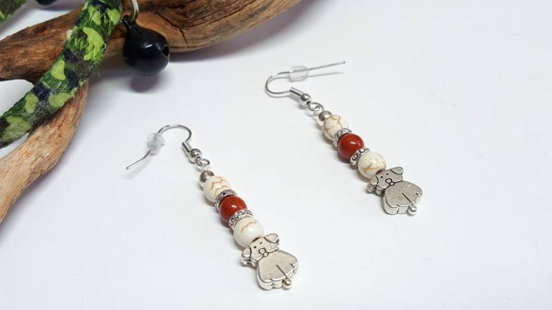Hundeliebhaber Ohrringe Mit Weißem Türkis, Rotem Jaspis Und Tibetsilber Hundeperlen von PiscesGems