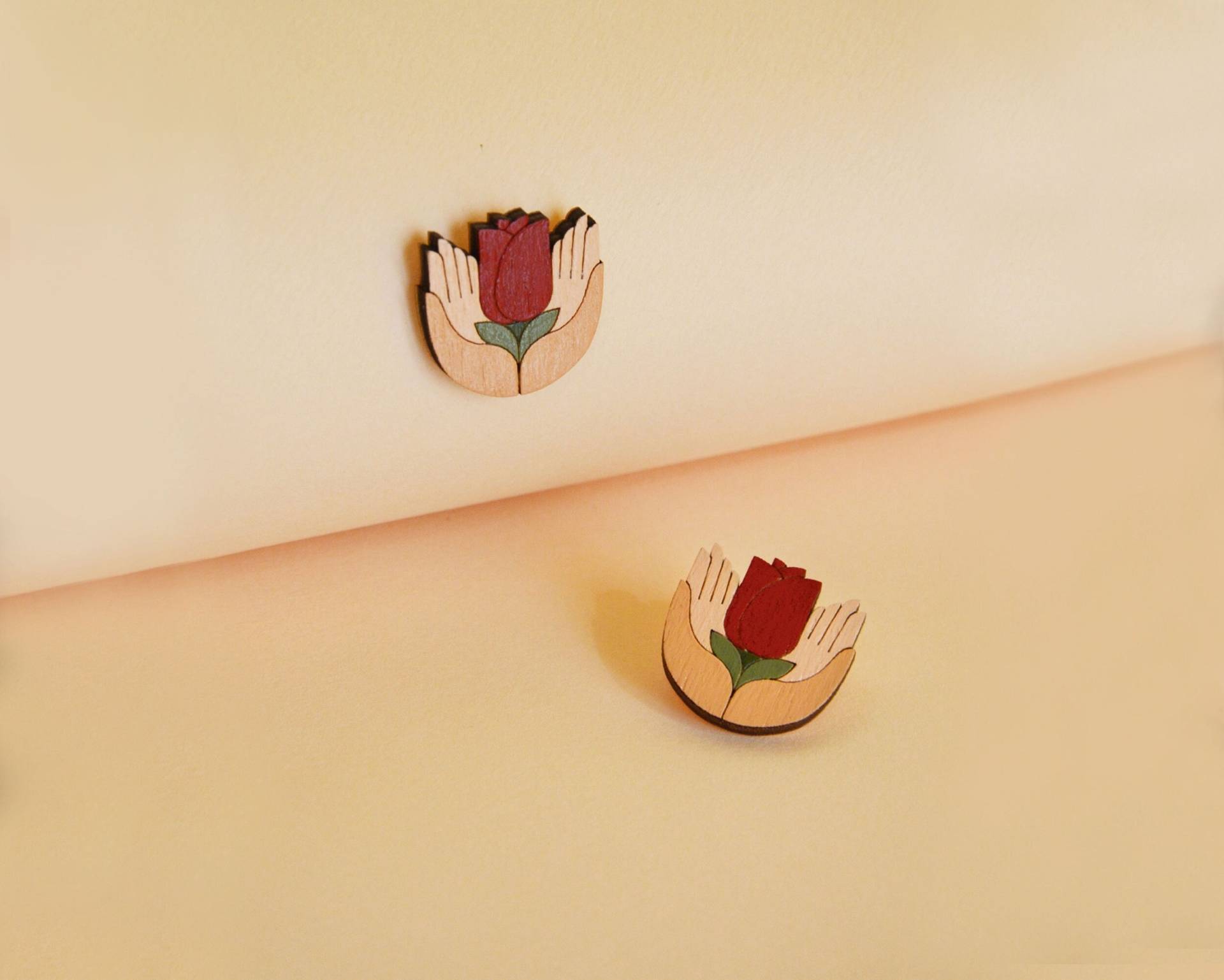 Brosche Mit Rose, Rote Händen Und Holzbrosche, Blumenaccessoires von PithyLab
