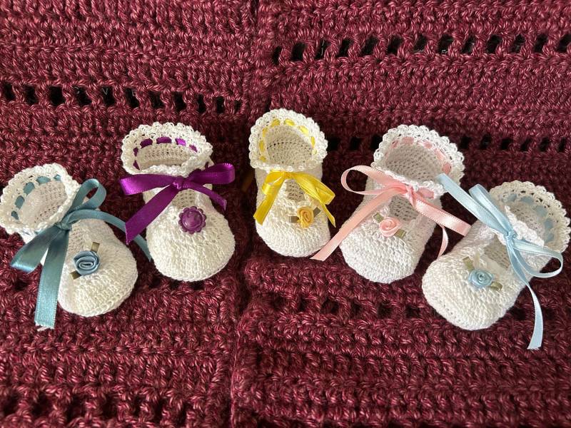 Zierliche Rosenknospen Baby Booties von PitterPatterByMary