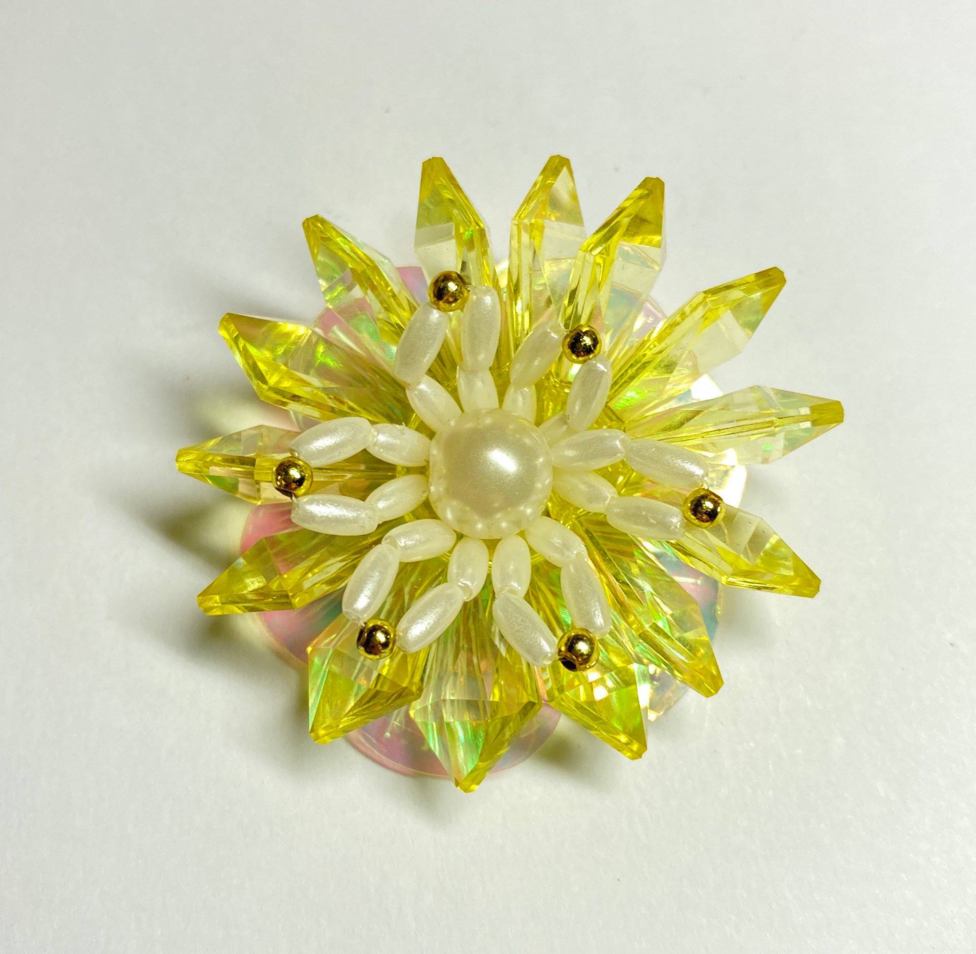 Schillernde Schal-Clips, Vintage-Schmuck, 1980, Perlmuttgelbe Pailletten-Blumen, Retro-Pin-Up-Accessoires von PittsBroc