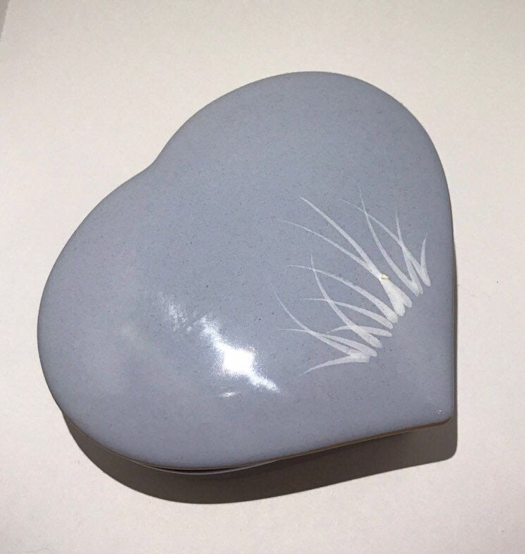 Vintage-Keramik-Schmuckschatulle Mit Altem Herzen in Schwarzem Und Pastellblauem Steingut, Geschenk Für Ihre Süßigkeitenbox von PittsBroc