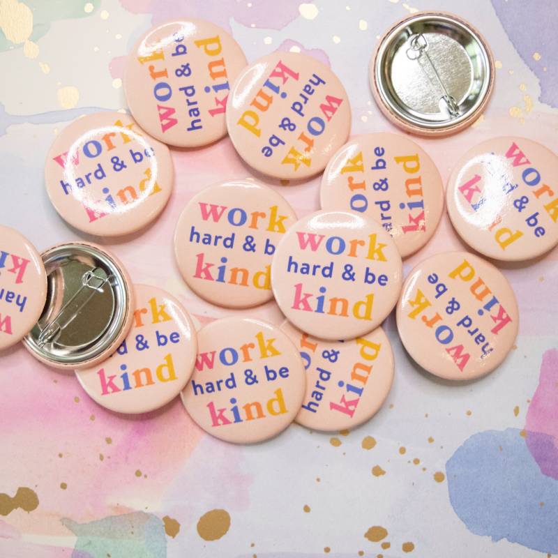 Arbeite Hart Und Sei Freundlich | 3 cm Button von PixelBeeCreativeShop