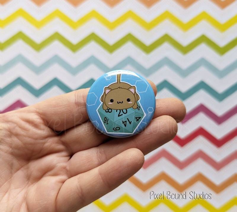 Chibi Süsse Katze Auf D20 1, 5 Inch Button von PixelBoundStudios