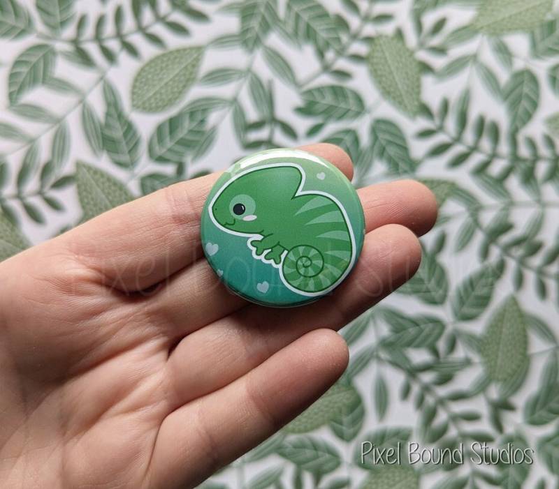 Chibi Süßer Chamäleon Kunst 1, 5 Inch Button von PixelBoundStudios