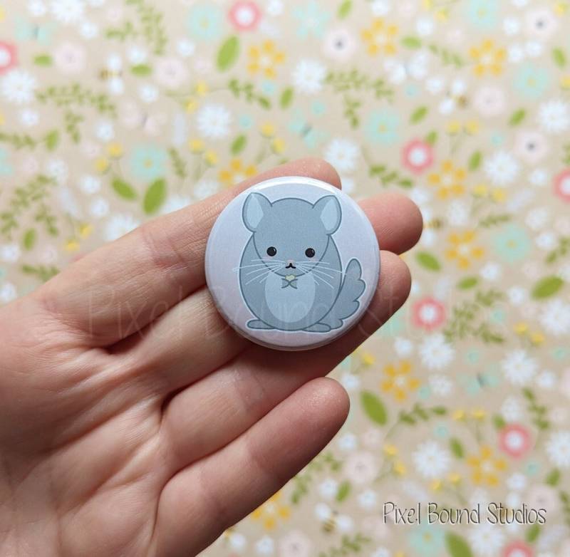 Chibi Süßer Chinchilla Baby Kunst Button von PixelBoundStudios