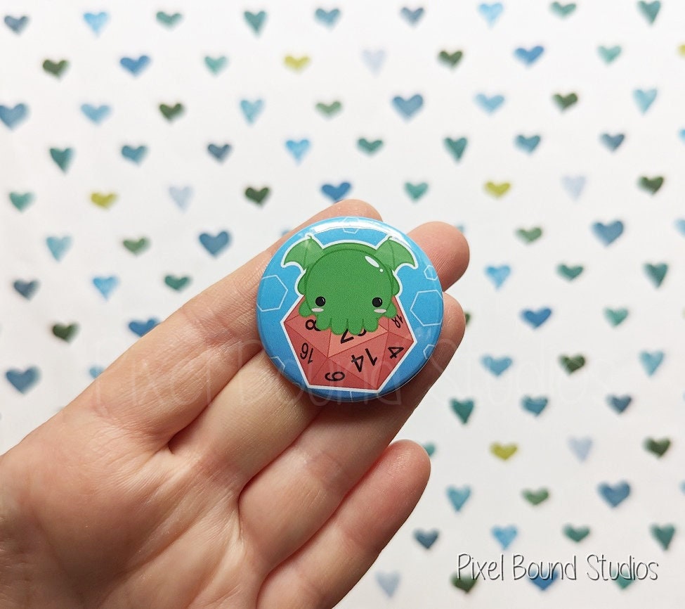 Chibi Süßer Cthulhu Auf D20 1, 5 Inch Button von PixelBoundStudios