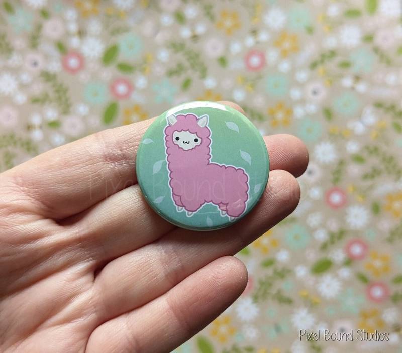 Niedlicher Chibi Alpaka 1, 5 Zoll Knopf von PixelBoundStudios