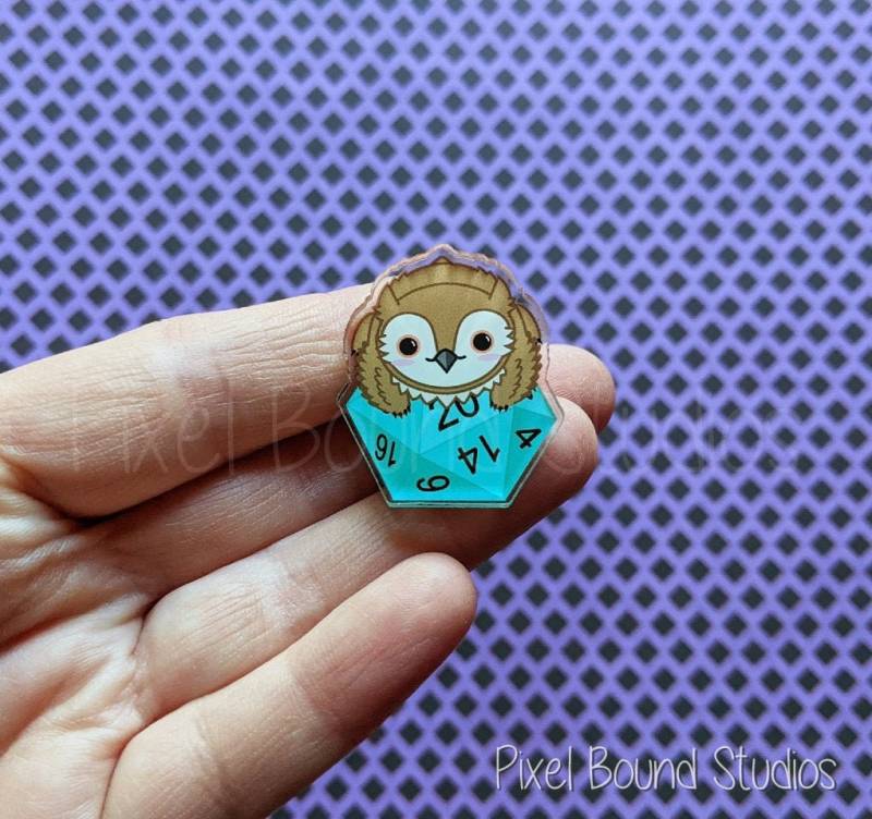 Süßer Eulenbär D20 Acryl Pin von PixelBoundStudios