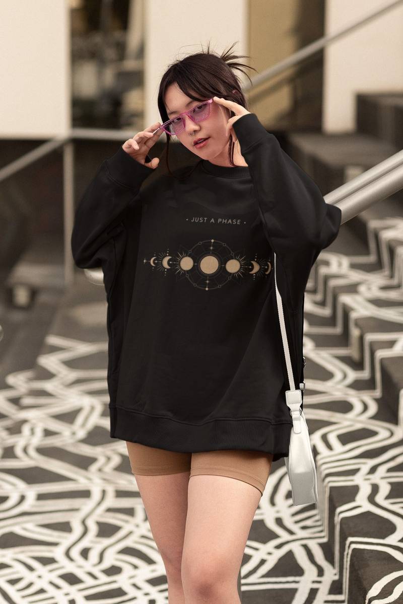Moonphase Just A Phase Unisex Heavy Blend Crewneck Sweatshirt Spiritual Witchy Sweater Moon Mondpullover von PixelBrandDesigns