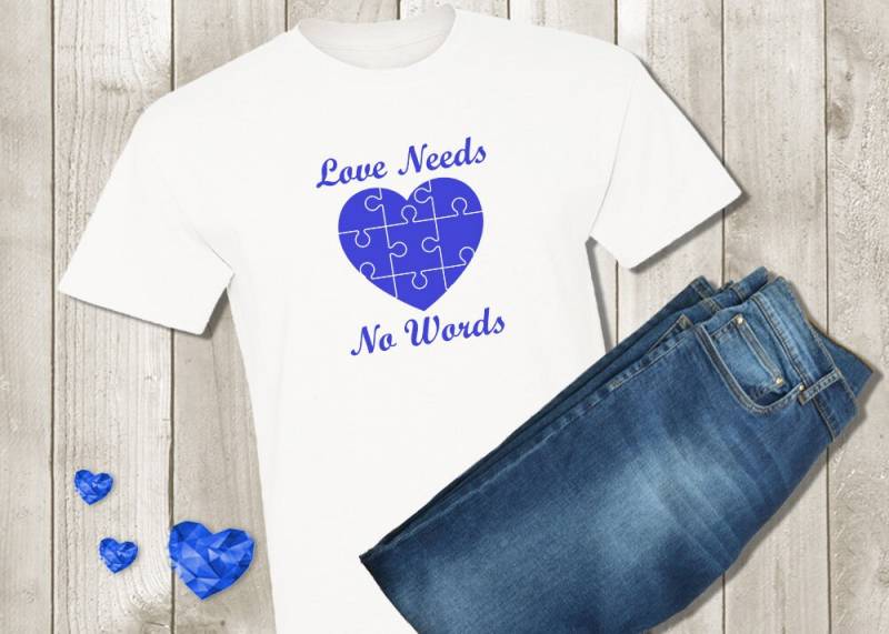 Autismus Bewusstsein Shirt - Liebe Braucht Keine Worte Puzzleteil Herz Puzzle Kinder- Und Erwachsenengrößen Mama Weiß Blau von PixelPerfectCS