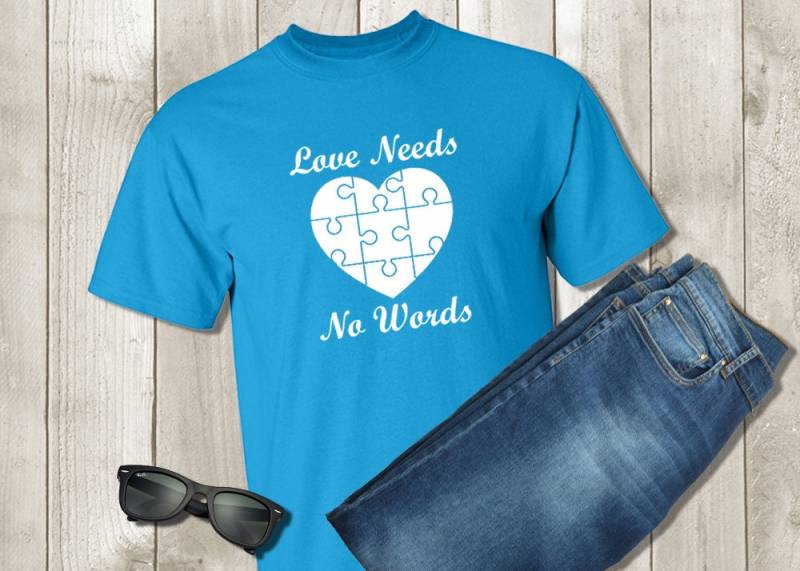 Autismus Bewusstsein Shirt - Liebe Braucht Keine Worte Puzzleteil Herz Puzzle Kinder- Und Erwachsenengrößen Mama Weiß Blau von PixelPerfectCS