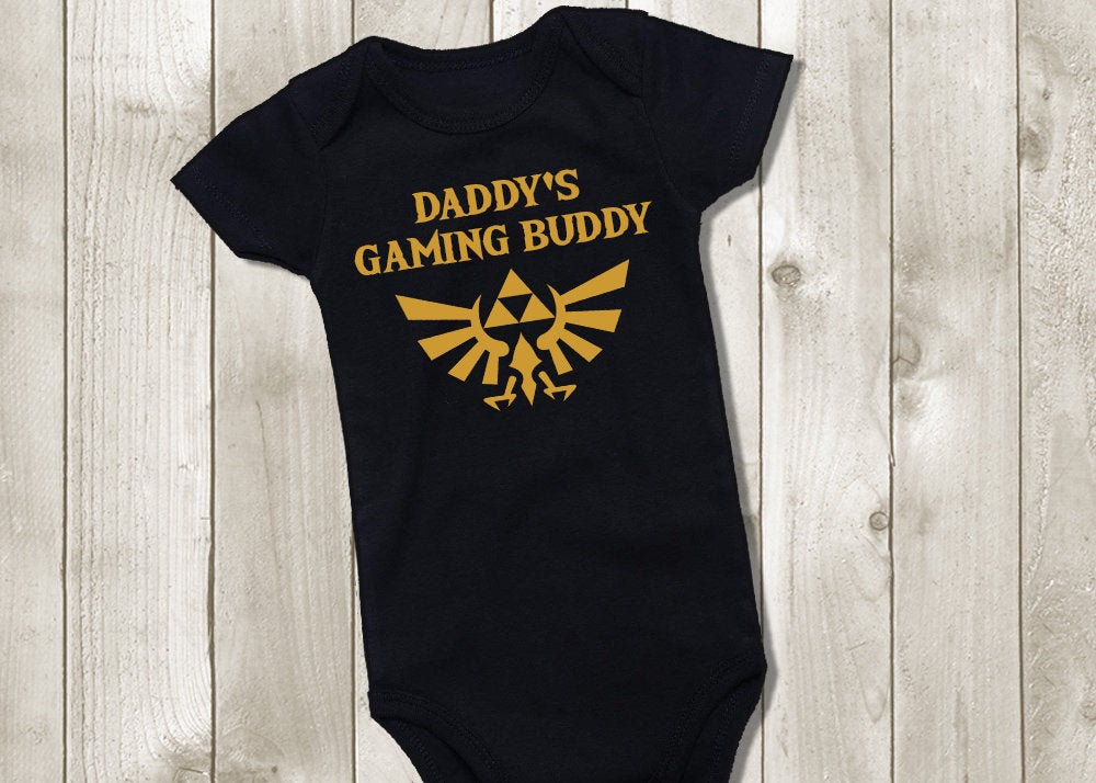 Daddy Es Gaming Buddy Legend Of Zelda Baby Bodysuit - Gold Triforce Outfit Hylian Crest Kinder Tshirt Unisex Junge Mädchen von PixelPerfectCS