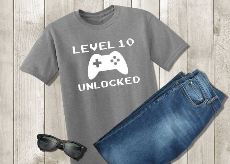 Gamer Geburtstag Shirt - Level 10 Freigeschaltet Up Videospiel Gaming Controller Jedes Alter Unisex Kinder Tshirt von PixelPerfectCS