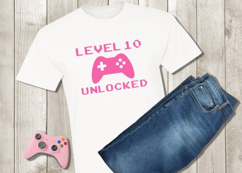 Gamer Geburtstag Shirt - Level 10 Freigeschaltet Up Videospiel Girl Rosa Und Weiß Jedes Alter Unisex Kinder Tshirt von PixelPerfectCS