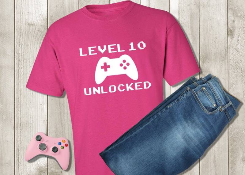 Gamer Geburtstag Shirt - Level 10 Freigeschaltet Up Videospiel Girl Rosa Und Weiß Jedes Alter Unisex Kinder Tshirt von PixelPerfectCS