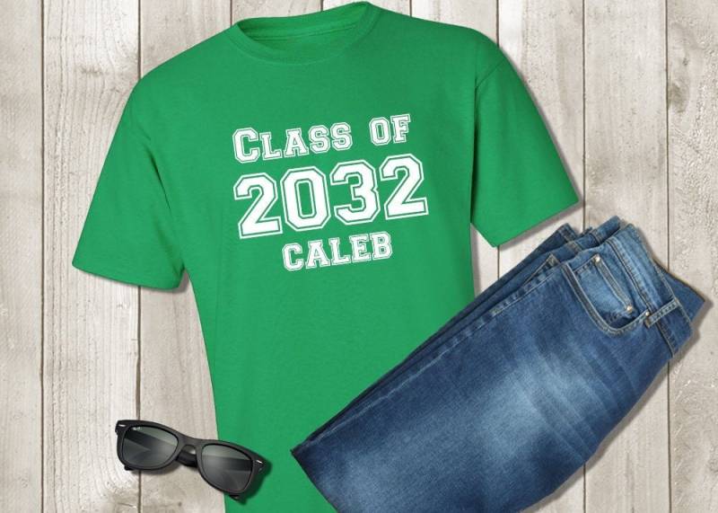 Klasse Von 2032 Shirt - Jedes Abschlussjahr Benutzerdefiniertes Namens-T-Shirt Personalisiertes Back To School-Shirt Kinderhemd Abschluss-T-Shirt von PixelPerfectCS