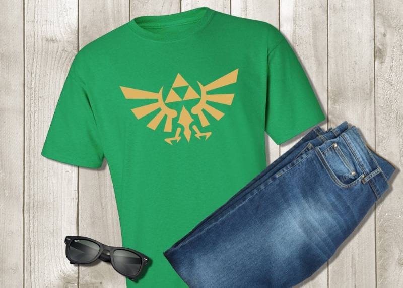 Legend Of Zelda Shirt - Grün Und Gold Triforce Tshirt Hylian Crest Unisex Kinder Erwachsene Baby Outfit von PixelPerfectCS