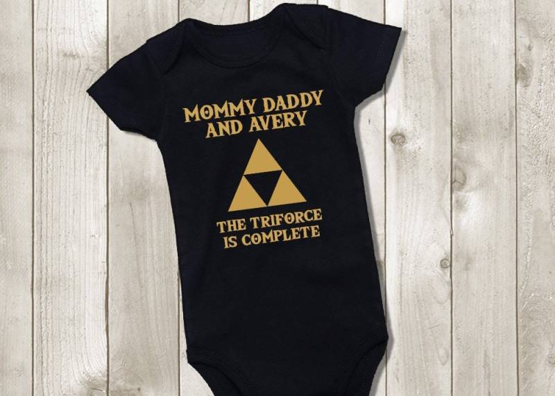 Legende Von Zelda Triforce Ist Kompletter Baby-Bodysuit - Gold-Triforce-Outfit Personalisierte Familienhemden-Baby-Ankündigung von PixelPerfectCS