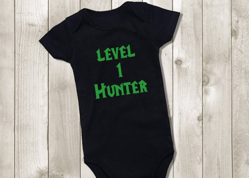 Level 1 Jäger Bodysuit - Gamer Baby Einteiler Future Hunter Daddy's Gaming Buddy Babypartygeschenk Jungen Oder Mädchen Unisex Tshirt von PixelPerfectCS