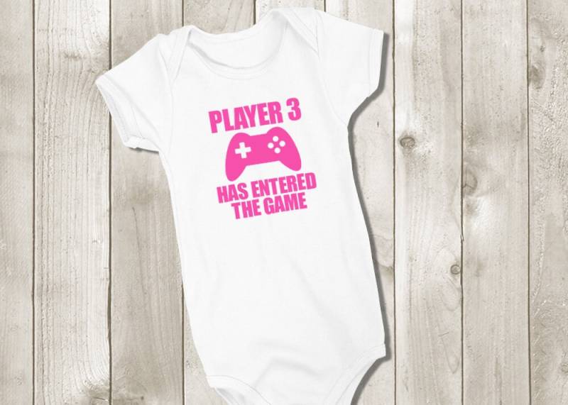 Player 3 Has Entered The Game Bodysuit - Gamer Baby Outfit Schwangerschaftsankündigung Girl Shower Geschenk Going Home Personalisiert von PixelPerfectCS
