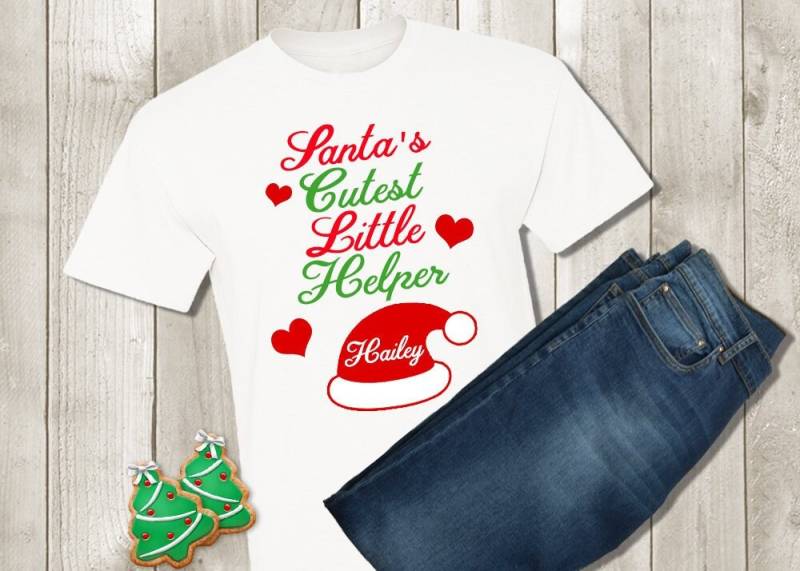 Sankt Süßeste Kleine Helfer Weihnachten Shirt - Personalisierte Kinder Weihnachtsmütze Santa Elf Kleinkind Mädchen Tshirt Unisex von PixelPerfectCS