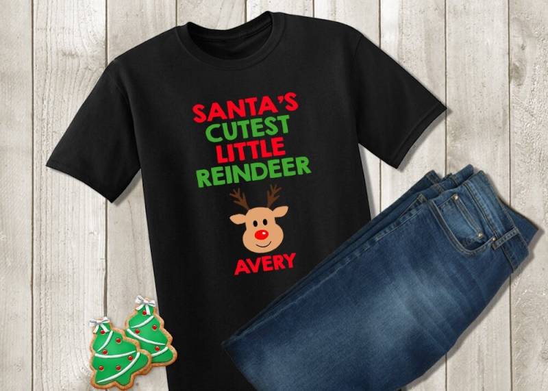Sankt Süßeste Kleine Rentier Weihnachten Shirt - Personalisierte Kindershirt Santa Elf Kleinkind Jungen Tshirt Unisex Kid von PixelPerfectCS