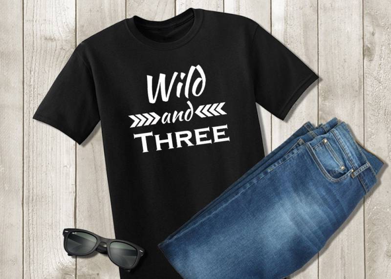 Wild Und Drei Geburtstag Shirt - 3. Tshirt Jungen Dritten 3 Junge Outfit Schwarz Weiß Jahre Alt Wild Und Drei Geburtstag Shirt - 3. Tshirt Jungen Dritten 3 Junge Outfit Schwarz Weiß Jahre Alt von PixelPerfectCS