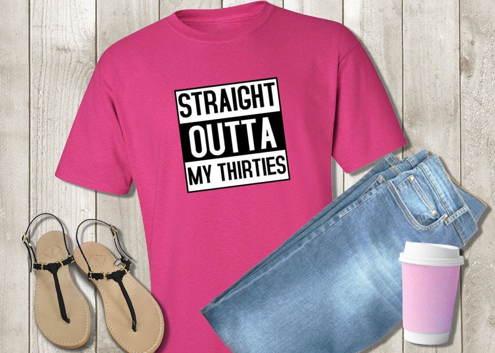 straight Outta My Thirties Tshirt - 40.geburtstag Geschenk Damen Oder Unisex Fit Shirt Lustiges Fitnessstudio Workout T-Shirt Herren Erwachsenen von PixelPerfectCS