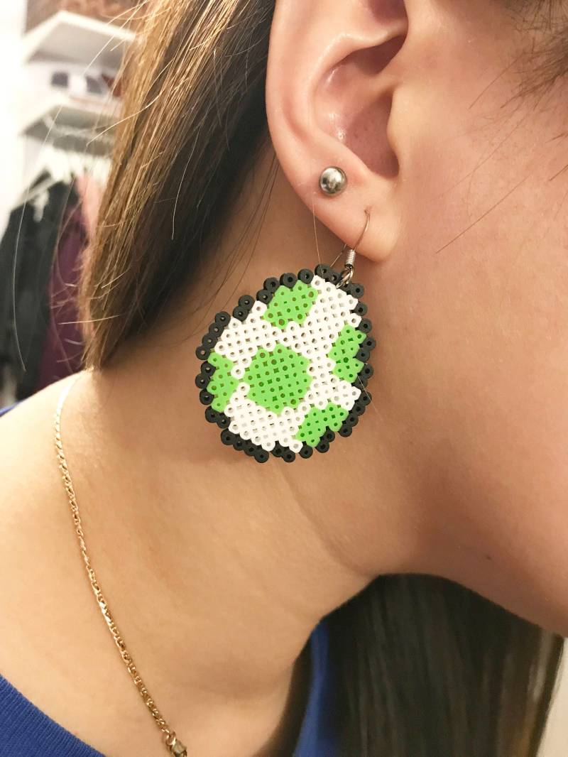 Sale Yoshi Egg Ohrringe in 5 Farben Grün, Blau, Rot, Pink, Gelb Sale Yoshi Egg Ohrringe in 5 Farben Grün, Blau, Rot, Pink, Gelb von PixelPrecious