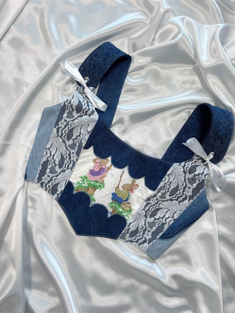 Patchwork-Denim-Korsett-Oberteil - Handgefertigtes Bustier Mit Spitzenbesatz Und Häschenpaar Print von PixieDenim
