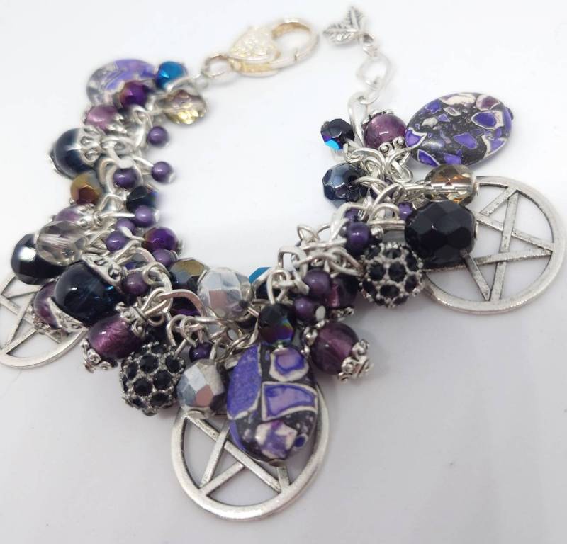 Dark Craft Bettelarmbänder von PixieEmCrafts