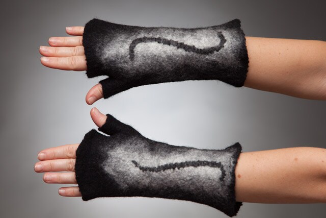Black Line Gefilzte Armstulpen von PixieFelts