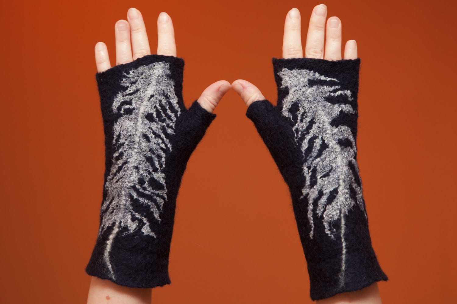 Blaue Gefilzte Armstulpen "Federn" | Handschuhe Gefilzt, Merinowolle, Seide, Kunst, Handgemacht, Made To Order" Blaue Gefilzte Armstulpen "Federn" | Handschuhe Gefilzt, Merinowolle, Seide, Kunst, Handgemacht, Made To Order" von PixieFelts