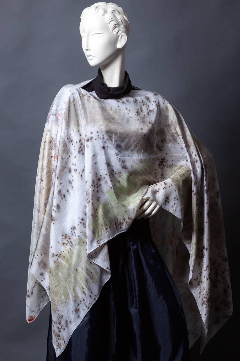 Lange Seide Eco-Printed Überwurf "Green Farn" - Weiß, Grau, Grün, Orange Lange Seide Eco-Printed Überwurf "Green Farn" - Weiß, Grau, Grün, Orange von PixieFelts