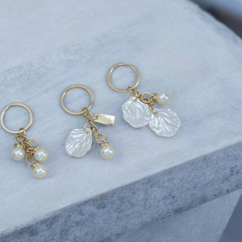 Elegant Gold Pearl Keychain With Shell Charm - Minimalist Jewelry For Women Handmade von PixiePopGifts