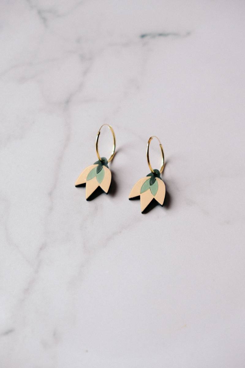 Blumen Hoop Ohrringe - Fleur Mini Hoops, in Cellulose Acetat Blumen Hoop Ohrringe - Fleur Mini Hoops, in Cellulose Acetat von Pizpireta