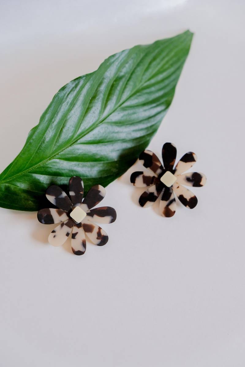 Daisy, Statement Ohrringe in Cellulose Acetat, Blumen Inspiration, Leichte Ohrringe, Nicht Schwer von Pizpireta