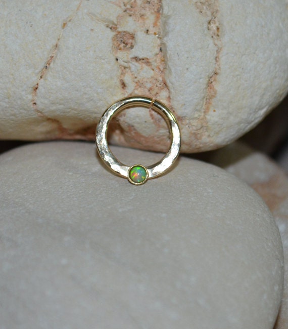 Gold Septum Ring/Gehämmerter Kiwi Green Opal Nasenring - Septum Schmuck 16G Helix Ohrring Tragus Hoop Rook von PjCreationsStudio