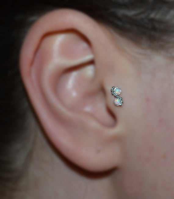 Silber Tragus Ohrstecker // 2mm Weißer Opal Nasenstecker 16 Gauge - Nasenring Knorpelstecker Helix Ohrstecker Tragus Hoop Conch von PjCreationsStudio