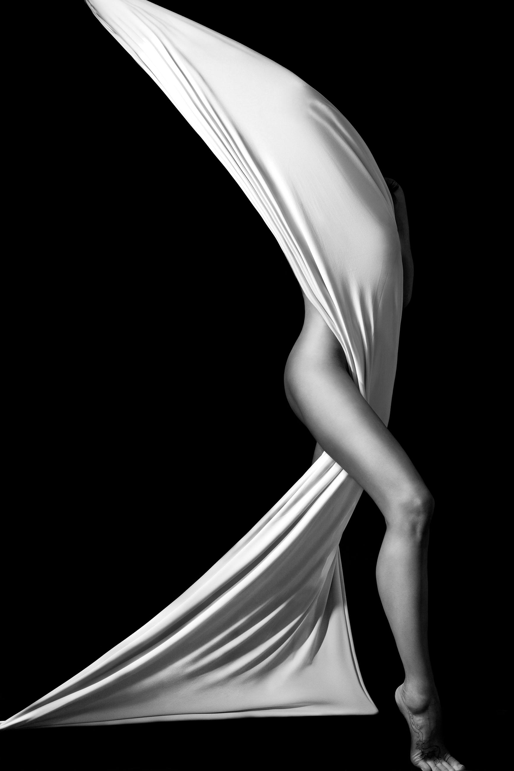 PLACES OF STYLE Acrylglasbild "Verhüllte Frau" Bilder von Frauen  Erotische Bilder  Frau  Kunst  Schwarz-Weiß Fine Art-Print in Galeriequalität von Places Of Style