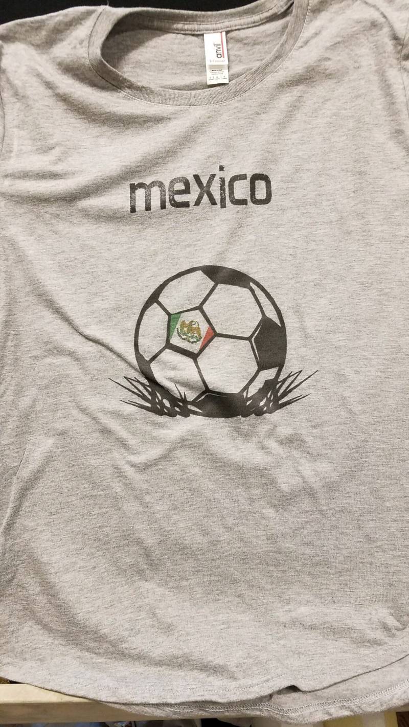 Mexiko-Fußball-T-Shirt Mit Individueller Grafik von PlainandsimpleDesign