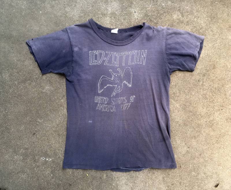 Vintage 1970Er Jahre Led Zeppelin "Vereinigte Staaten Von Amerika 1977' Distressed Schwarzes Kurzarm Konzert Tournee T-Shirt Größe S Medium von PlainspeakVintage