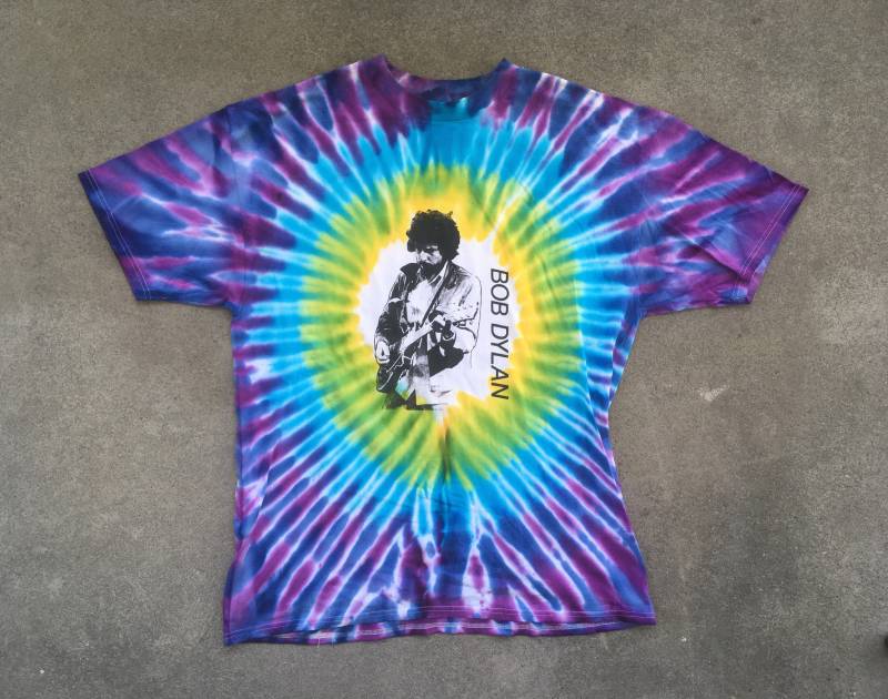Vintage 1990Er Jahre Bob Dylan Never Ending 1997 Tour Tie Dye Crewneck T-Shirt Größe Extra Large Konzert All Over Print Hipster Swag Liquid Blue von PlainspeakVintage