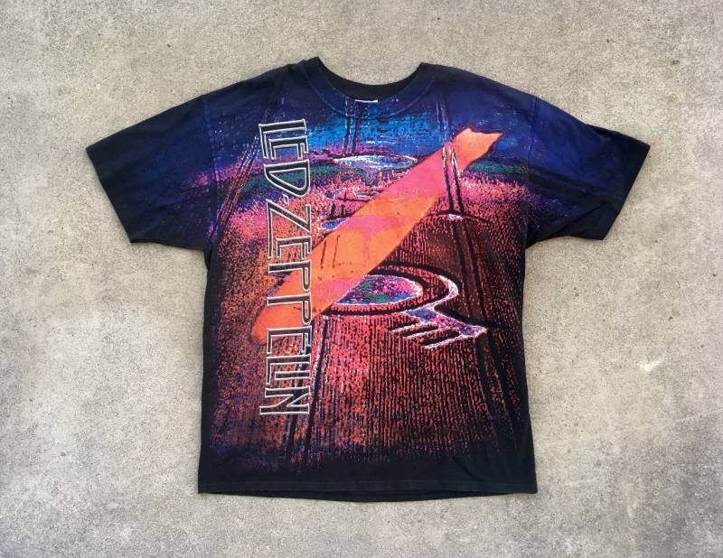 Vintage 1990Er Jahre Led Zeppelin All Over Print Schwarzes T-Shirt Größe Extra Large Single Stitch Concert Tour Band Swag Pink Floyd Liquid Blue von PlainspeakVintage
