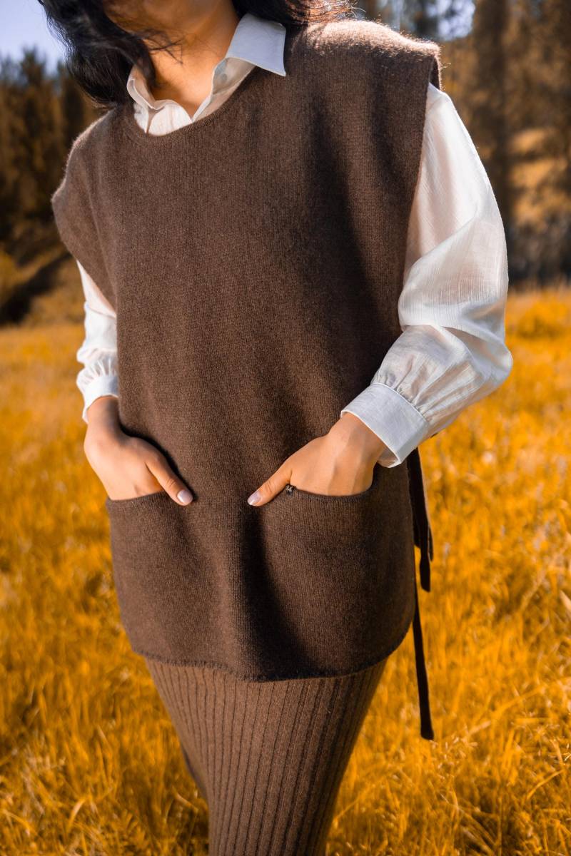 Pullunder Mit Seitlichen Schnüren// Zwei Taschen // Komplett Offene Seiten// Hochwertige Verarbeitung//100 % Yakwolle Ist Energiespender von PlanMix