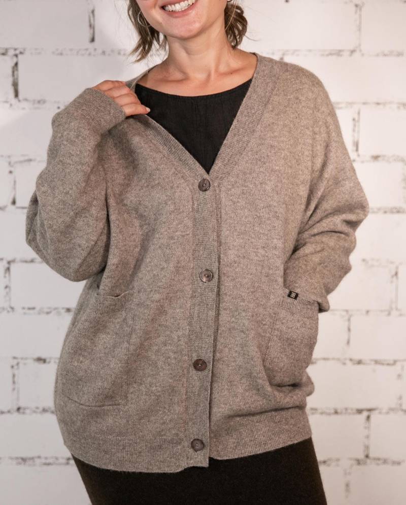 xxl Cardigan Aus Yakwolle Farbe in Grau Und Dunkelbraun// Oversize Damen/2 Tasche //Angenehme Dicke Leichte Jacke von PlanMix